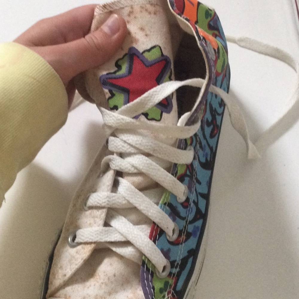 I’m selling converse all stars they are graphite patterned and a women6 & mens 4